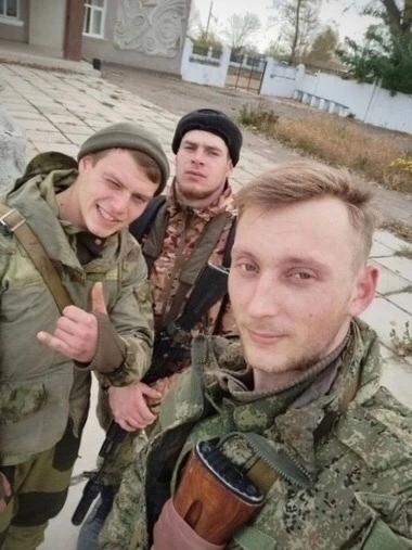 Вышли из поселка на нормальную сухую бетонку 🚶‍♂️. После того как неделями ковыряешь г...