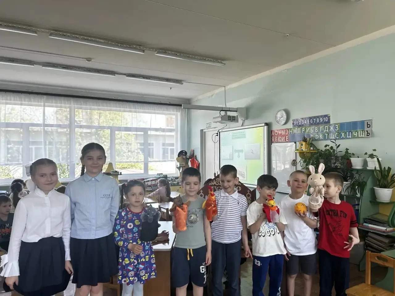 🎭 Настоящая сказка для малышей! Сегодня наши талантливые третьеклассницы Семенова Агния и Шакирова М