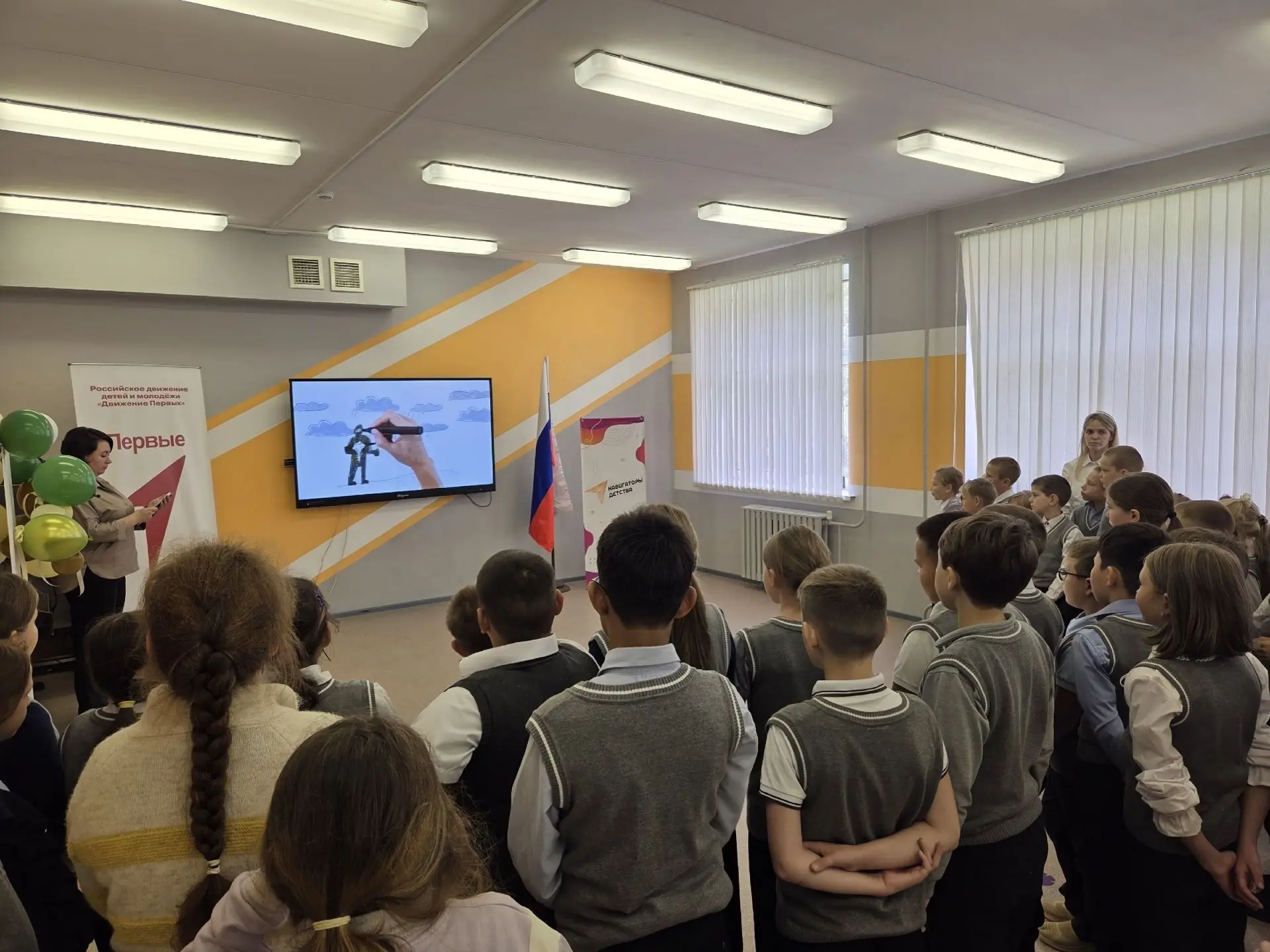 Сегодня, 3 сентября, в нашей школе прошла памятная линейка 🏫, объединившая две важнейш...