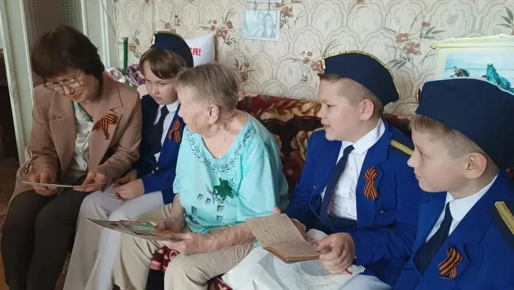 💫9 мая  трио мальчиков ВЭС «Мечта» поздравили ветерана.
