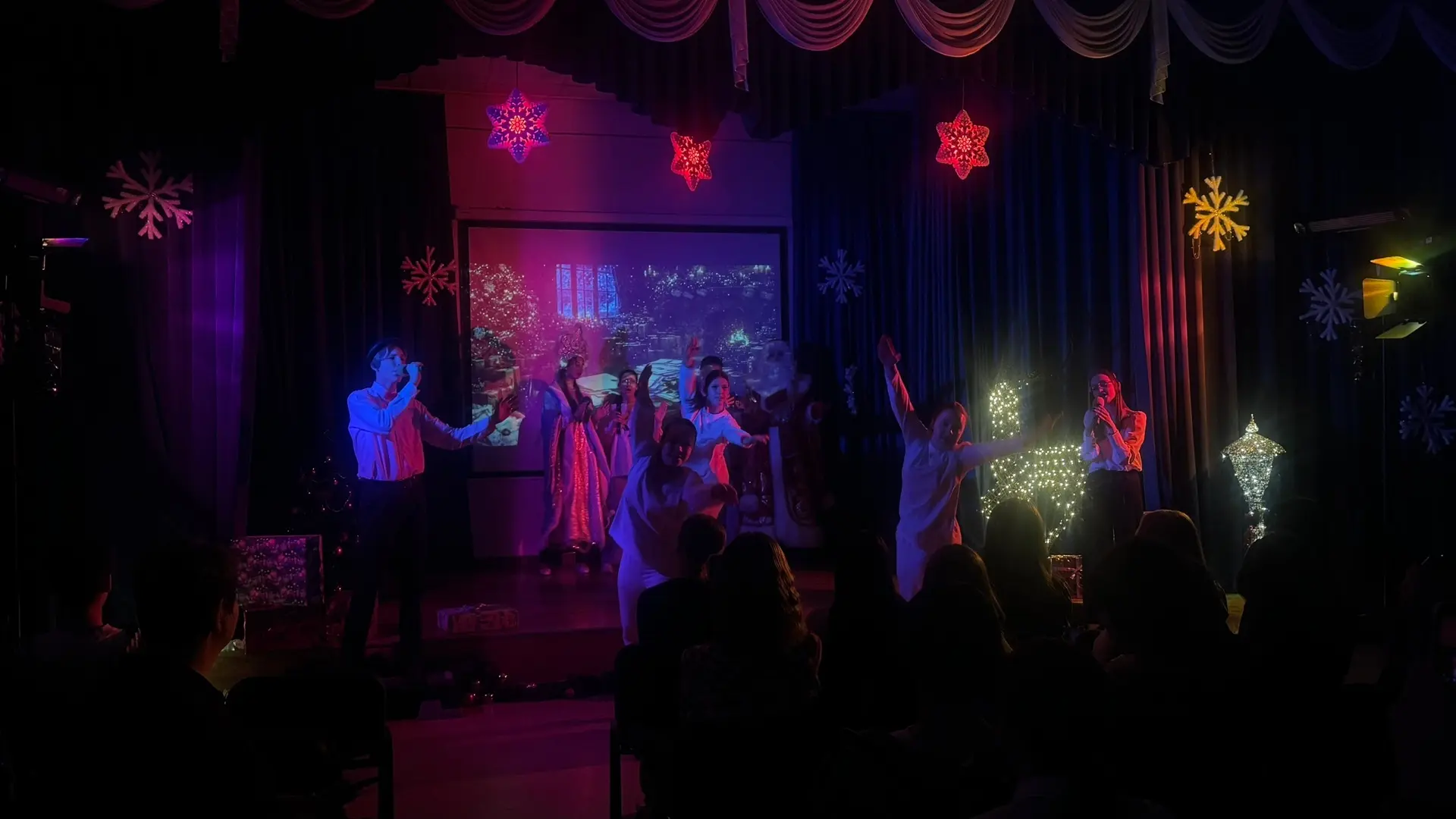 НОВОГОДНИЕ ПРЕДСТАВЛЕНИЯ 🎄  На этой неделе в нашем лицее царила по-настоящему сказочная атмосфера и 