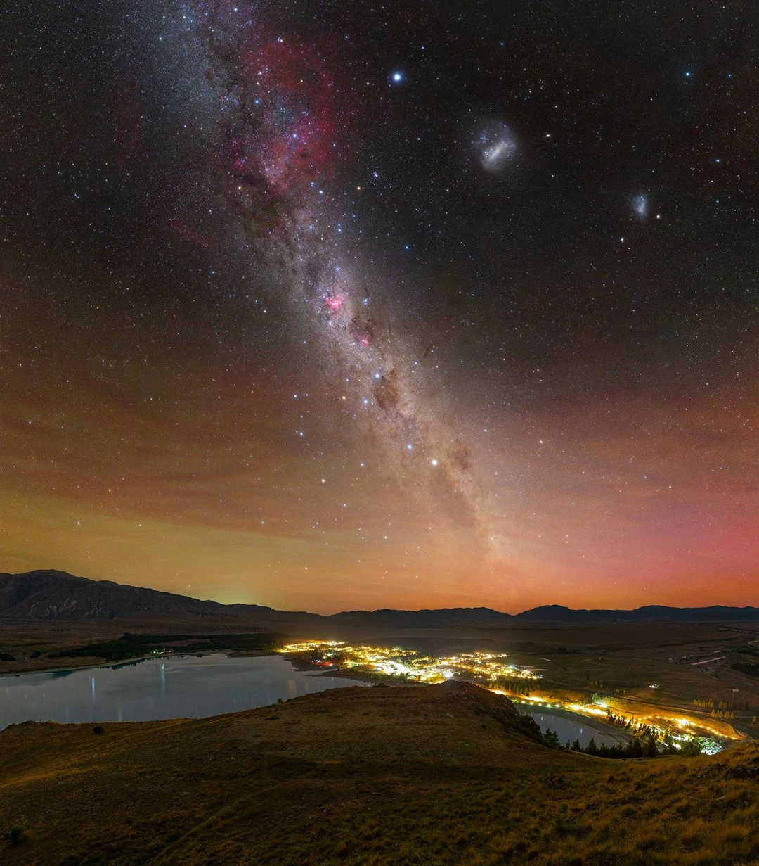Млечный путь и Магеллановы облака в южном небе Новой Зеландии 🌌