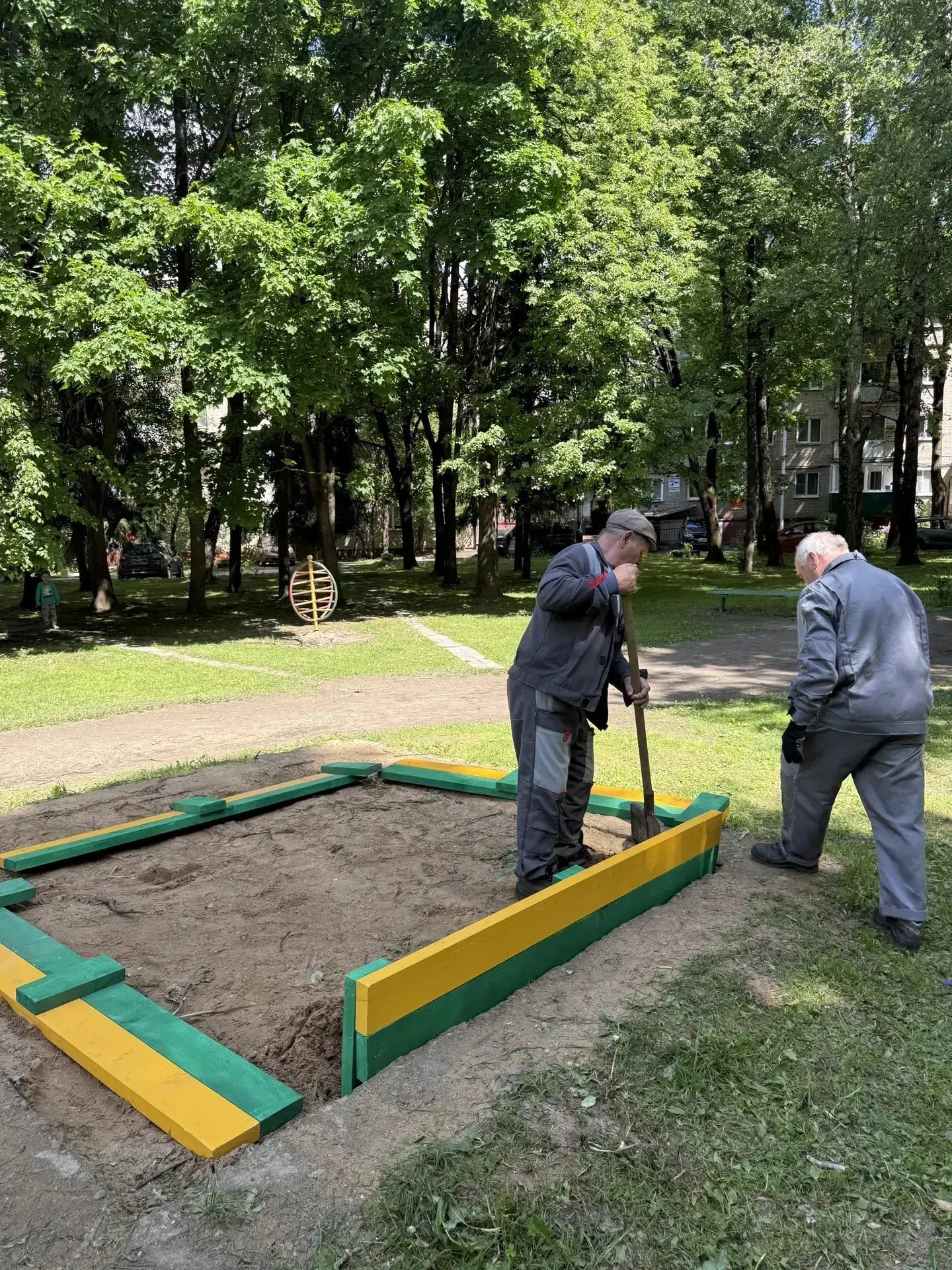 Во дворе Ленина 59, 63, 65 установили новую песочницу для детей