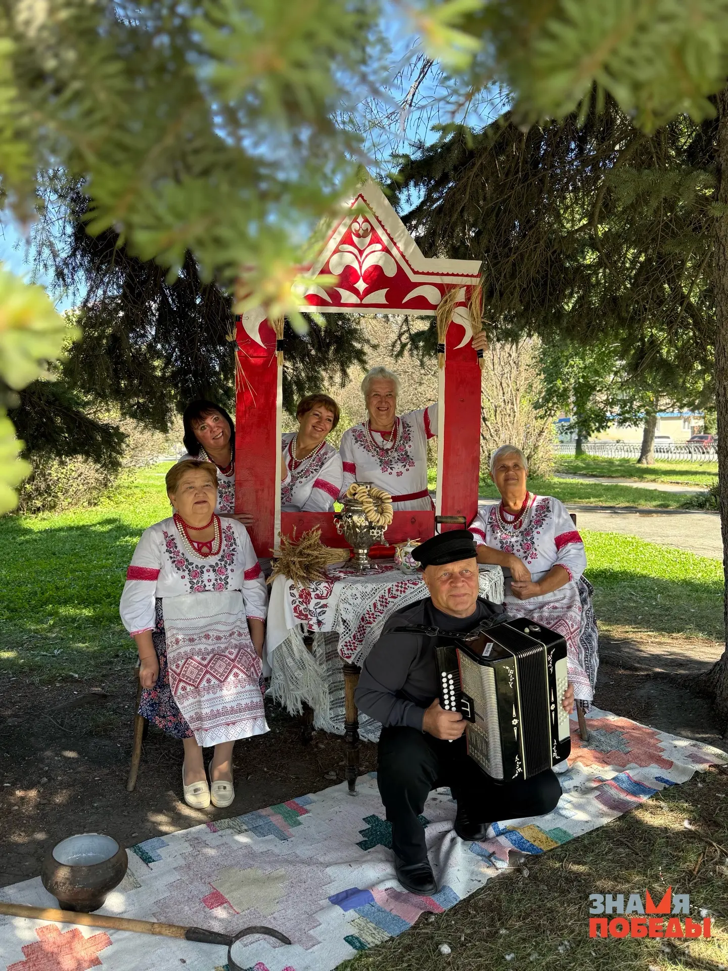 🌱Наша фотозона «Русская душа» на Дне пенсионера у ДК «Кристалл» стала центром притяжения!