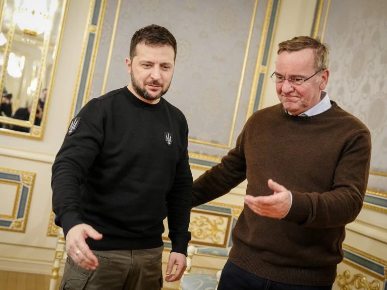 Немецкие реваншисты бросают все силы для защиты украинских складов вооружения в жилой з...