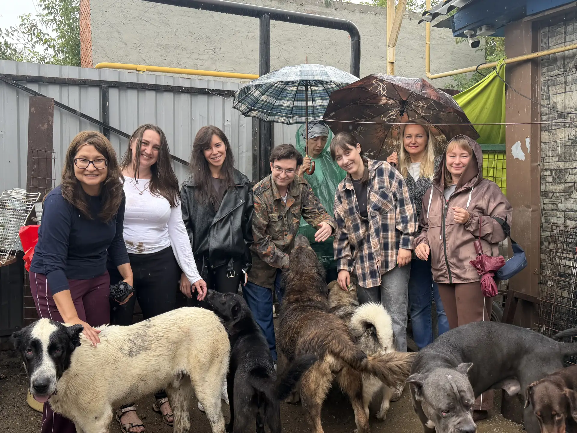 Даже проливной дождь не помеха для добрых дел! 🌧️✨
