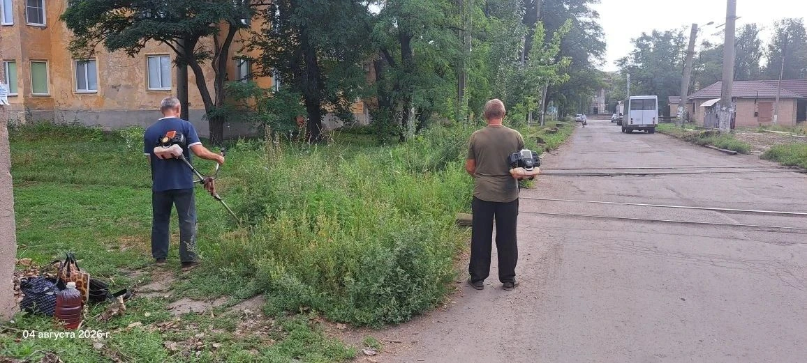 Сегодня Управой Пролетарского внутригородского района ведутся работы по покосу травы вдоль дороги по
