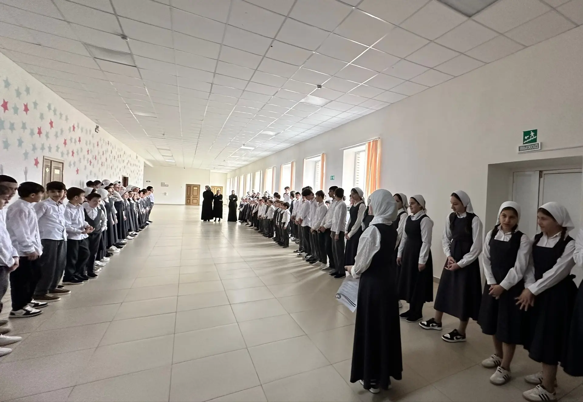 Каждая неделя в нашей школе начинается с торжественной церемонии поднятия флагов Россий...