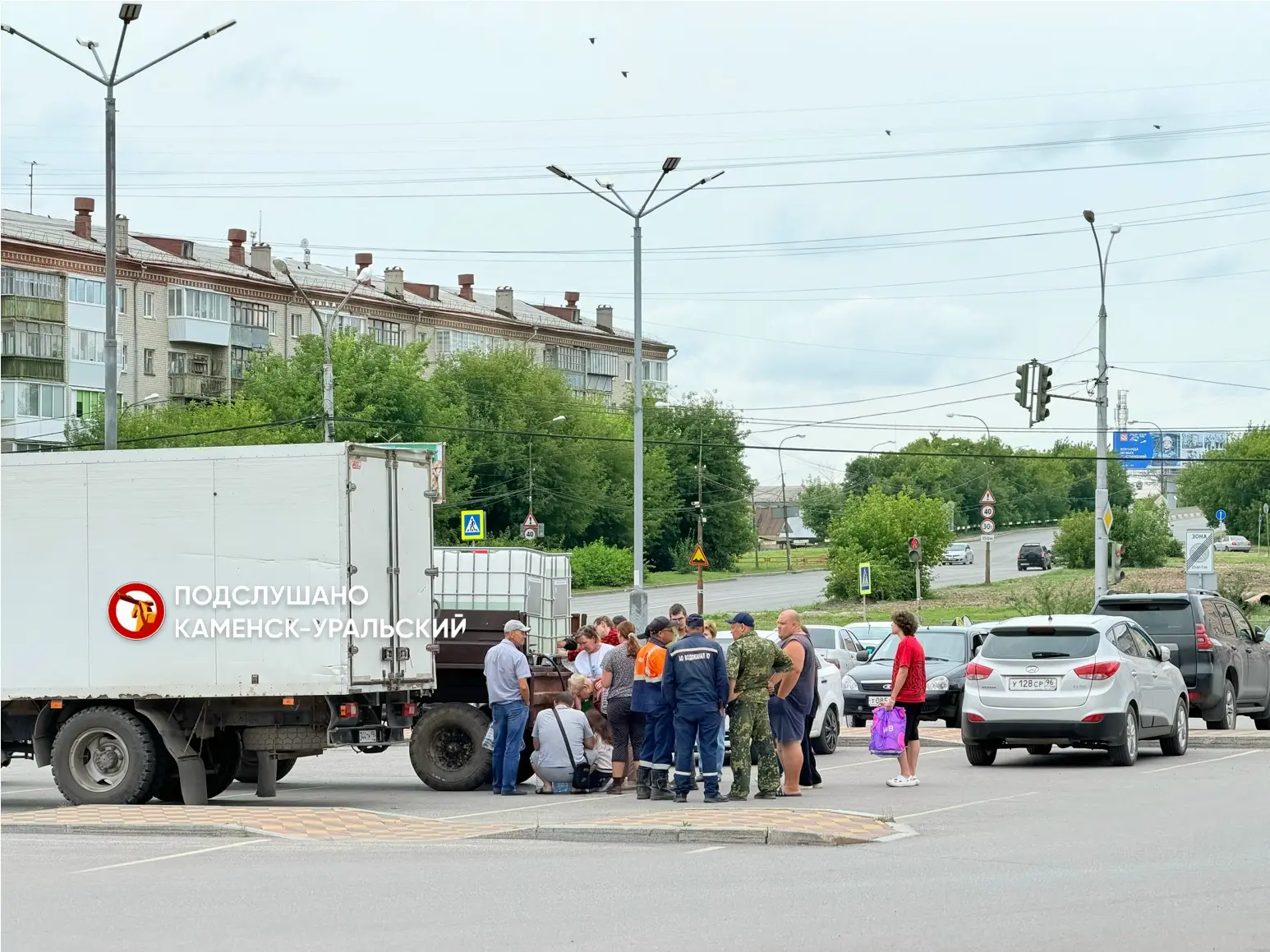 💧 Каменцы выстроились в очередь за водой. Трактор с водой прибыл на парковку ТЦ Каменс...