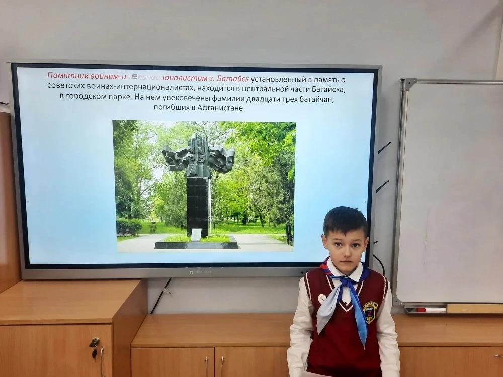￼ РАЗГОВОРЫ О ВАЖНОМ￼ Утро понедельника 16 февраля 2026 года в школе традиционно началось с торжеств