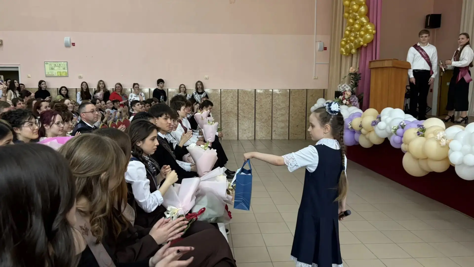 ПОСЛЕДНИЙ ЗВОНОК ДЛЯ 11 КЛАССОВ: ПРОЩАНИЕ С ДЕТСТВОМ И ШАГ В БОЛЬШУЮ ЖИЗНЬ 🎓🔔✨    26 мая в нашей шко