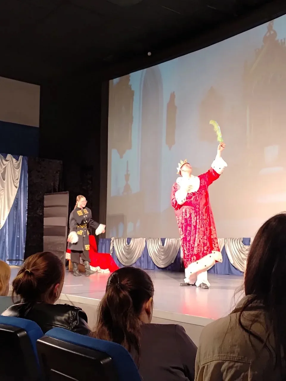 🤩 Сказка ожила на сцене: в Дальнереченске состоялась премьера спектакля «Конёк-Горбунок»!  В доме ку
