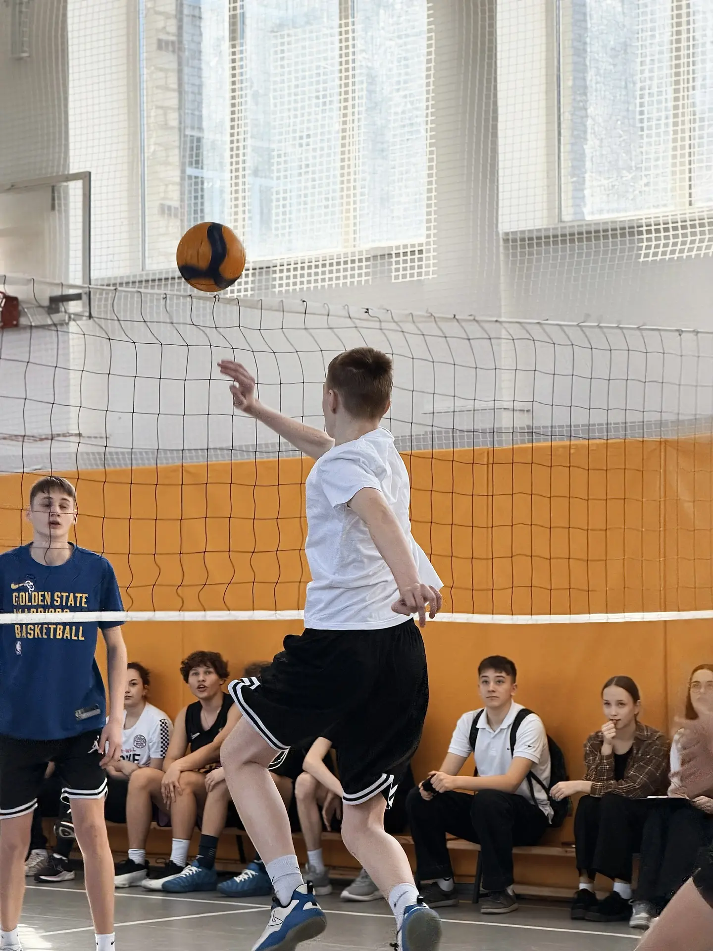 Групповой этап набирает обороты!  Сегодня на игровой площадке встретились:  10 «А» и 9 «В»  9 «А» и 