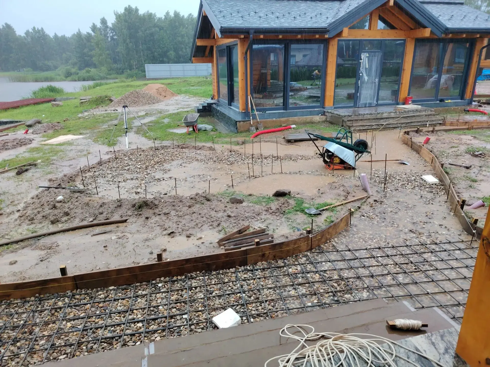 Когда погода проверяет на прочность — мы находим решения! 🌧️🏗️
На объекте настоящий «водный аттрак