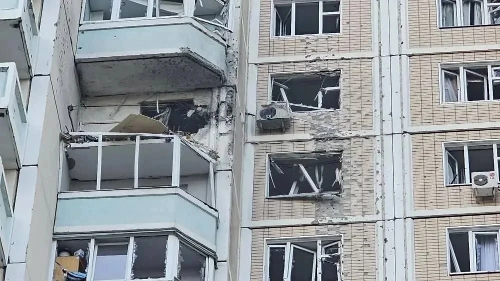 ⚡️ Три человека погибли, ещё 17 пострадали после массированной атаки БПЛА на Москву и Подмосковье.  