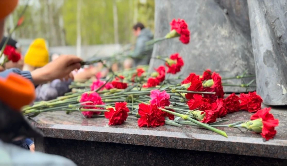 Школьники возложили цветы к мемориалу   Накануне празднования Великой Победы ученики 1-4, 2-2 и 2-4 