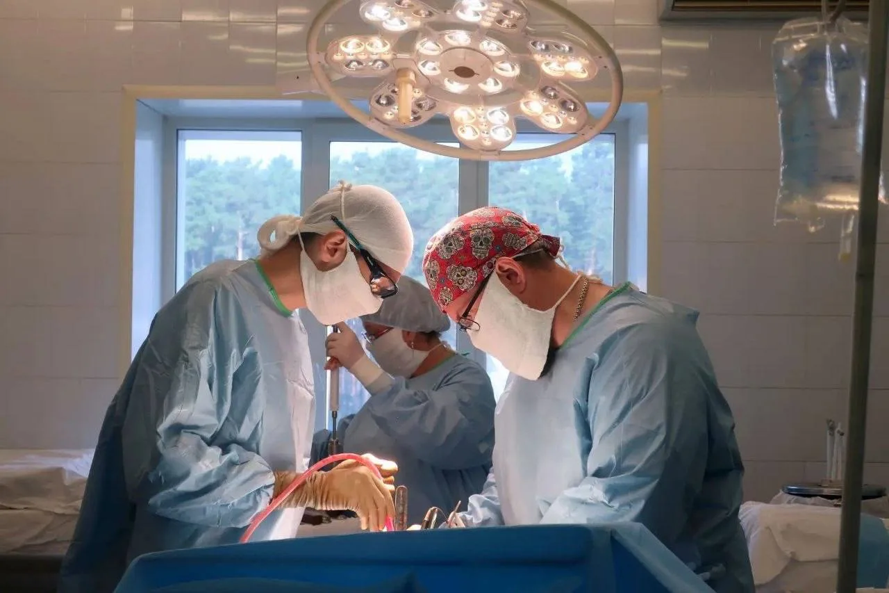 🚑 Свердловские врачи удалили у пациентки 17-килограммовую опухоль размером с два ведра.