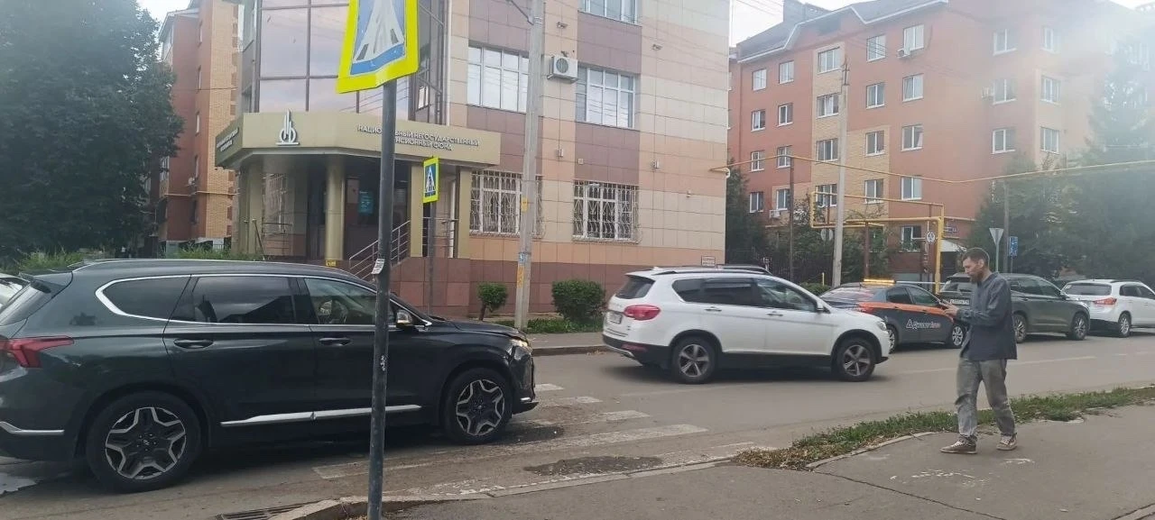 В Альметьевске автомобилисты умудряются стукаться даже на дороге с односторонним движен...