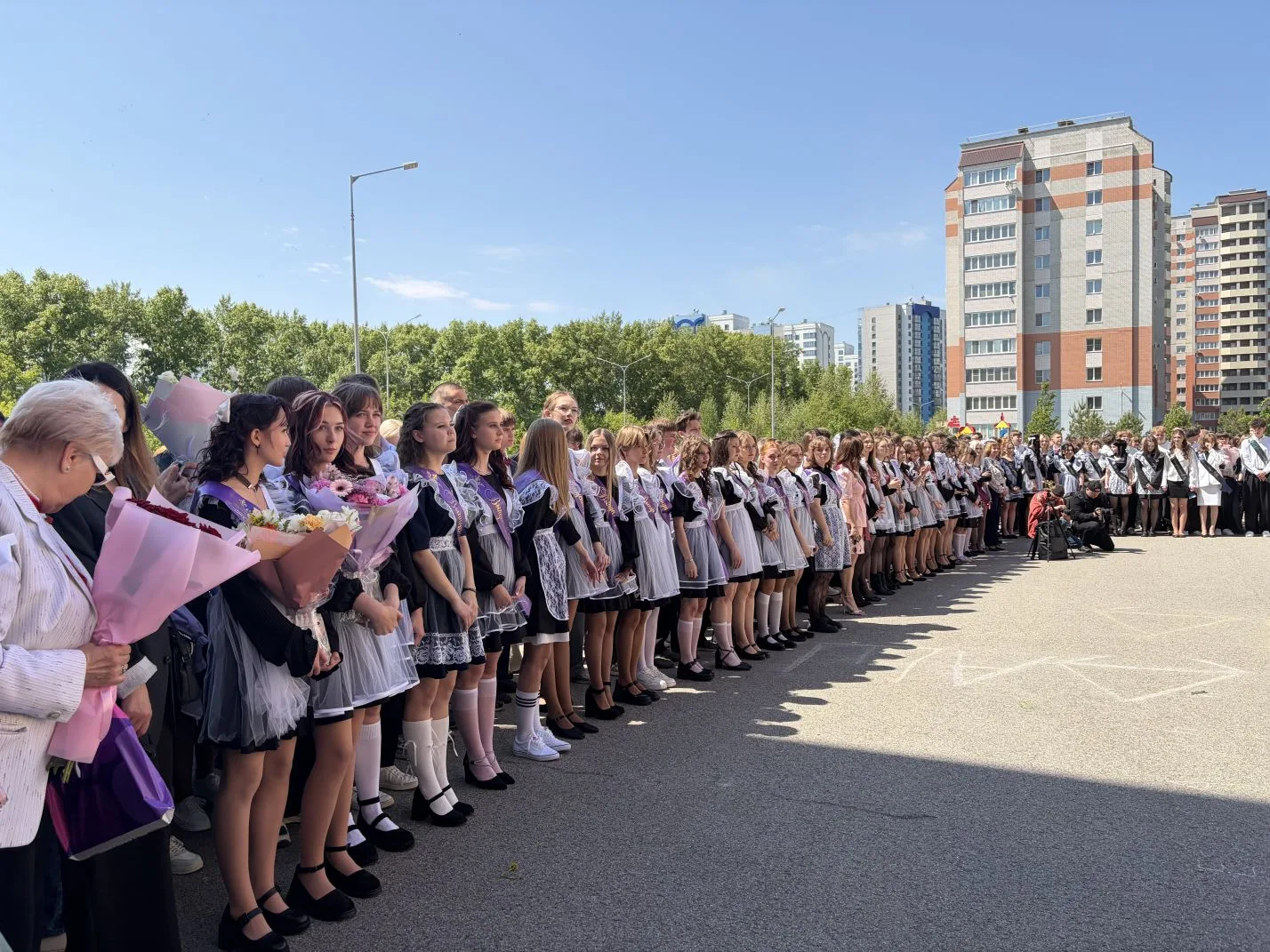Дорогие выпускники! Сегодня вы делаете первый шаг во взрослую жизнь — волнующий, непростой, но    не