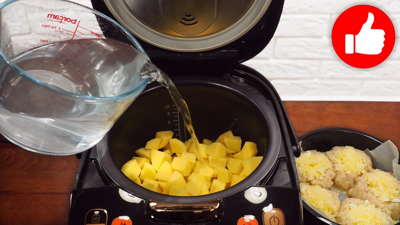 Рыбные котлеты с начинкой и картофель в мультиварке