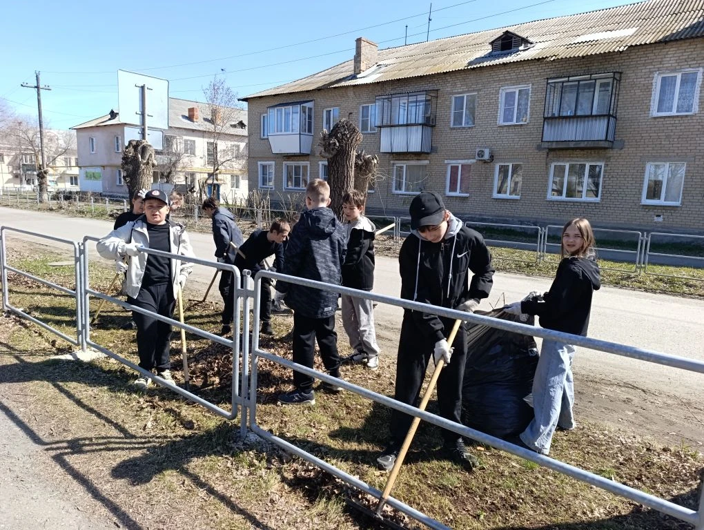 Сегодня в нашей школе прошел замечательный субботник, в котором приняли участие ученики 9-х(а,б),  7