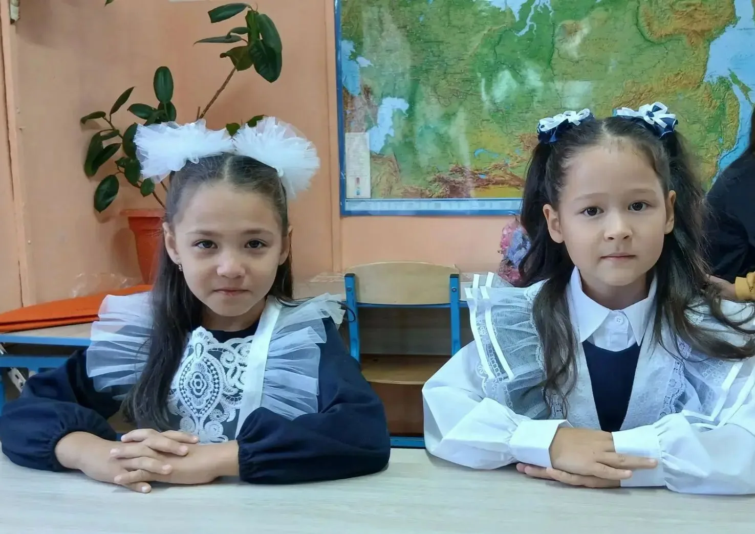 Вчера они только пришли в школу — волновались, сжимали в руках букеты, разглядывали ярк...
