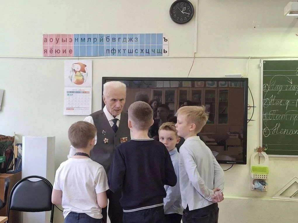 🎖️ ВСТРЕЧА С ВЕТЕРАНОМ   Ученики 3-А и 3-Б классов встретились с ветераном Великой Отечественной вой