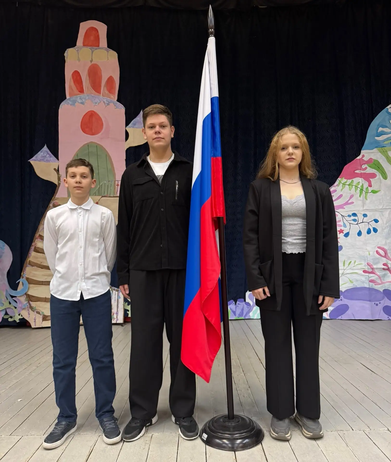 Сохраняя наследие: новая учебная неделя в школе  🇷🇺 Новая учебная неделя началась с торжественного п