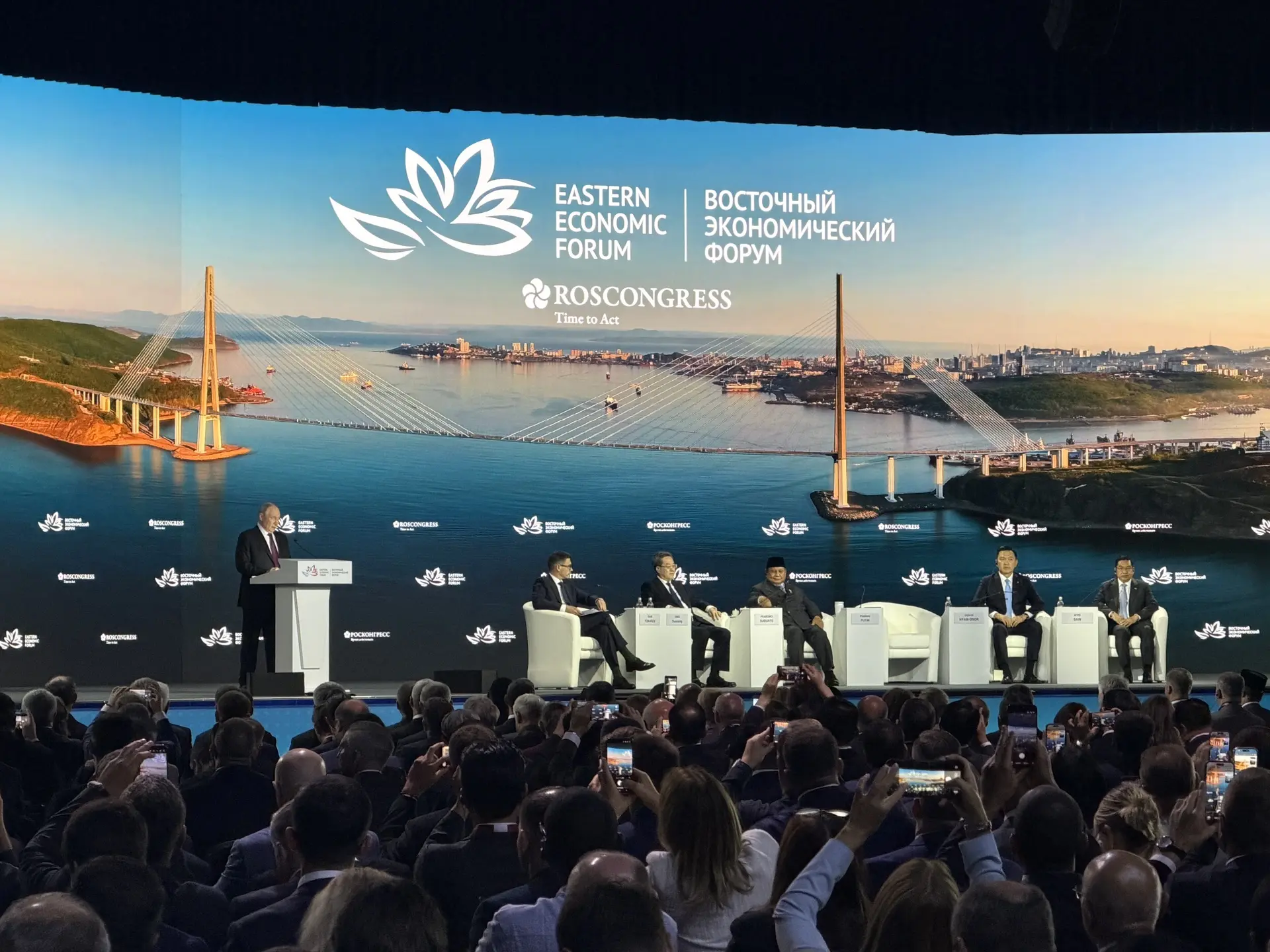 Владимир Владимирович Путин выступает на пленарной сессии Восточного экономического фор...