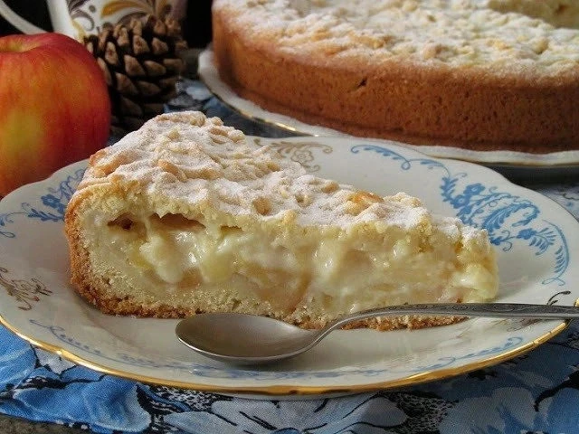 ШАРЛОТКА С ЯБЛОКАМИ И ЗАВАРНЫМ КРЕМОМ
