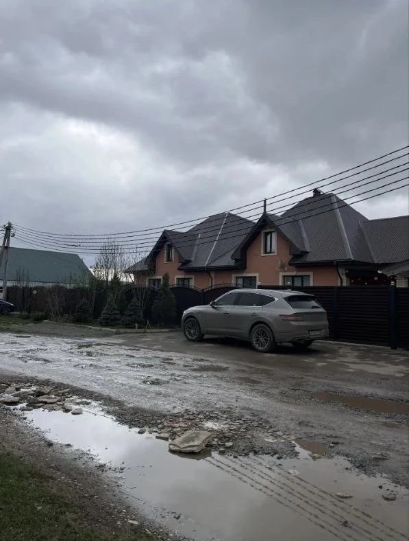 Тут из Альметьевска пишут, что в микрорайоне Урсала на улице Беляева нет нормальных дорог, хотя ей у