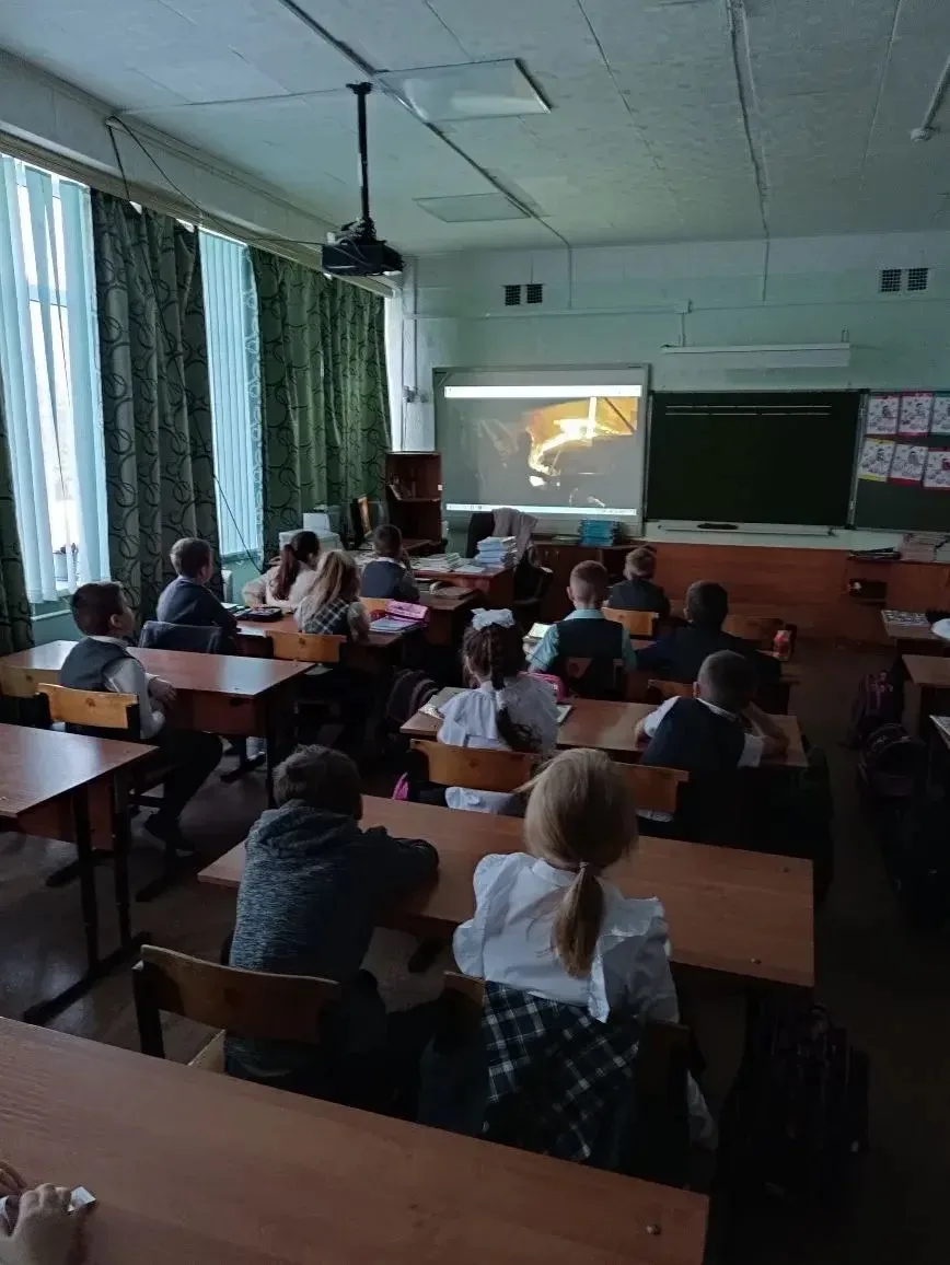 🇷🇺Традиционно утро понедельника началось с подъема Государственного флага Российской Федерации. Как 