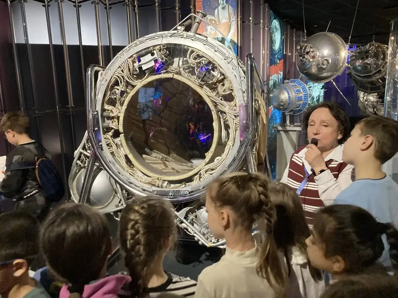 🛰️ МУЗЕЙ КОСМОНАВТИКИ   Ученики 2-Г класса побывали на обзорной экскурсии в Музее Космонавтики.  Мер