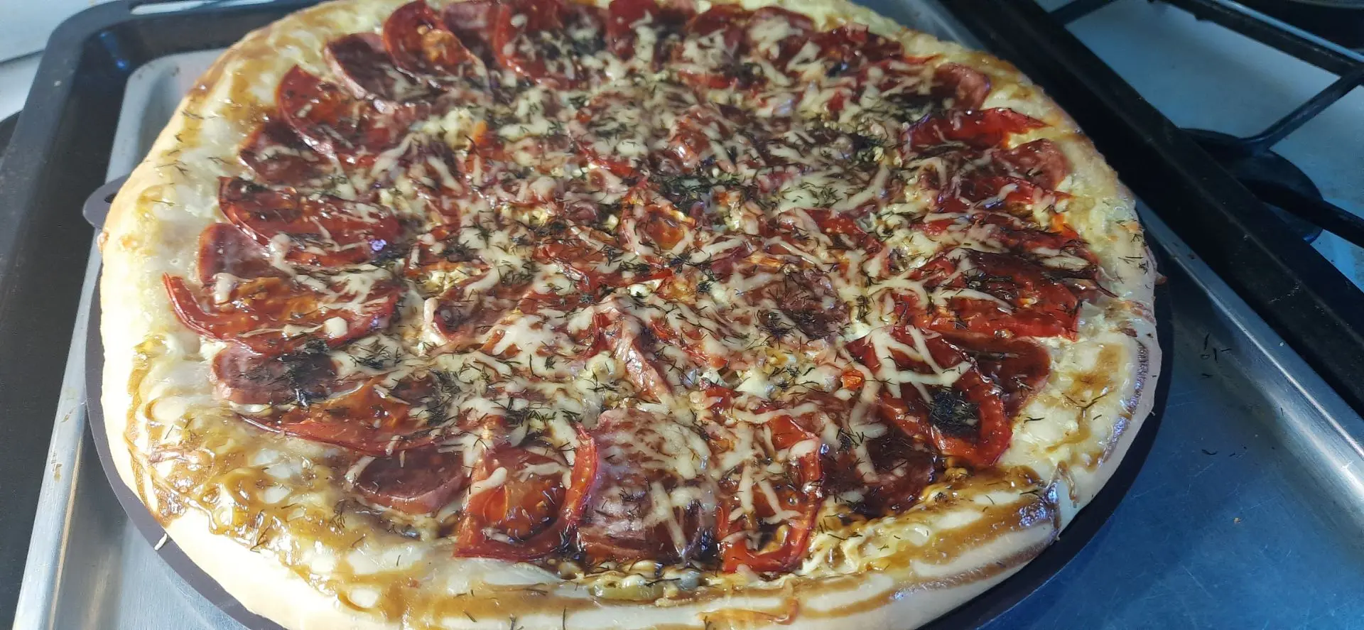 Пицца 🍕  с помидором 🍅, зеленью, ветчиной ,сыром 🧀 и соусом терияки.