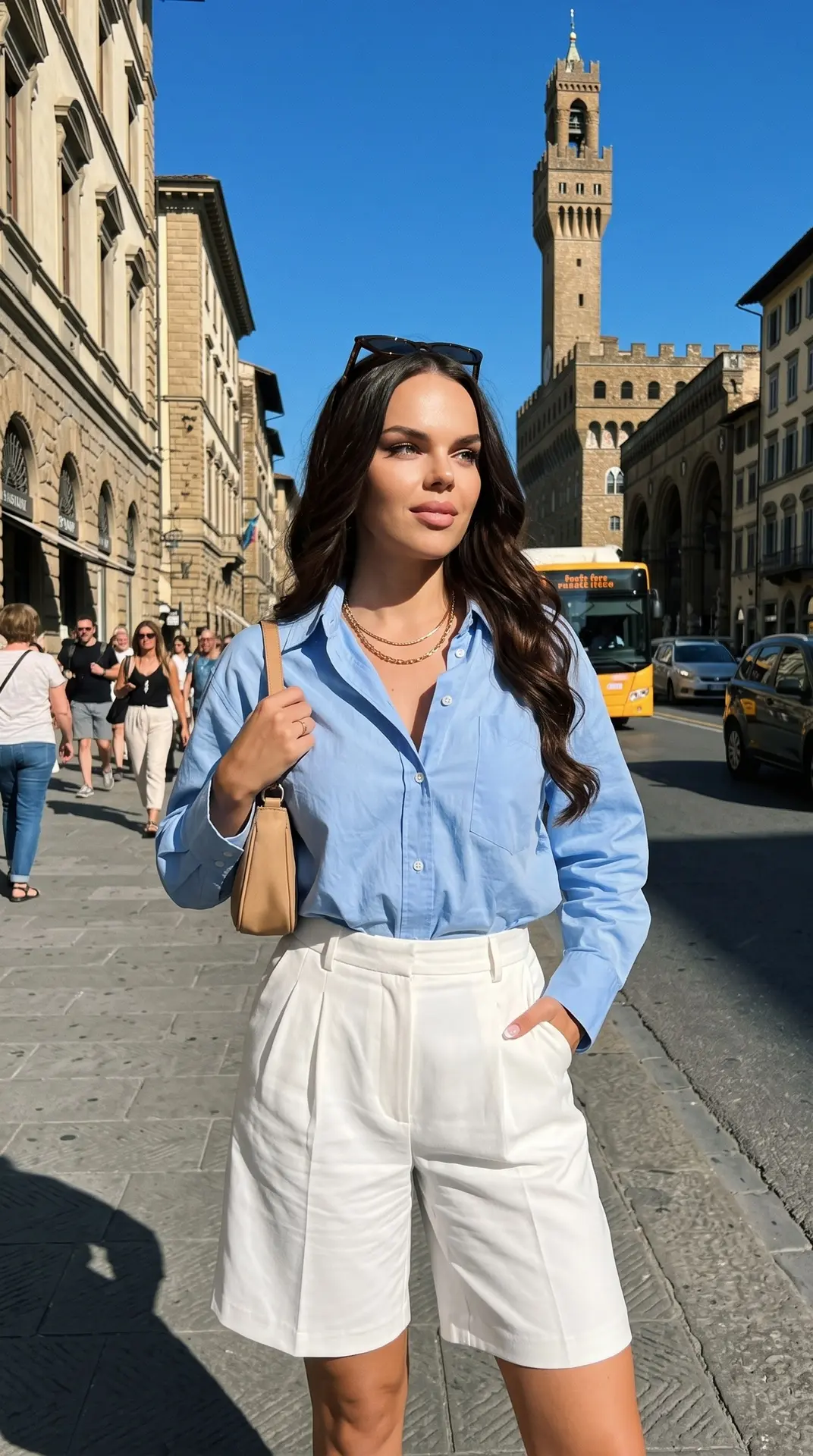 Фотореалистичная fashion-фотография женщины на оживлённой европейской улице в солнечный день. Она ст