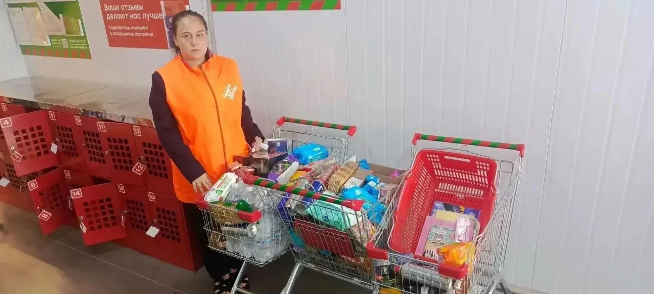 Сотрудники молодежного центра собрали партию необходимых вещей для нуждающихся.