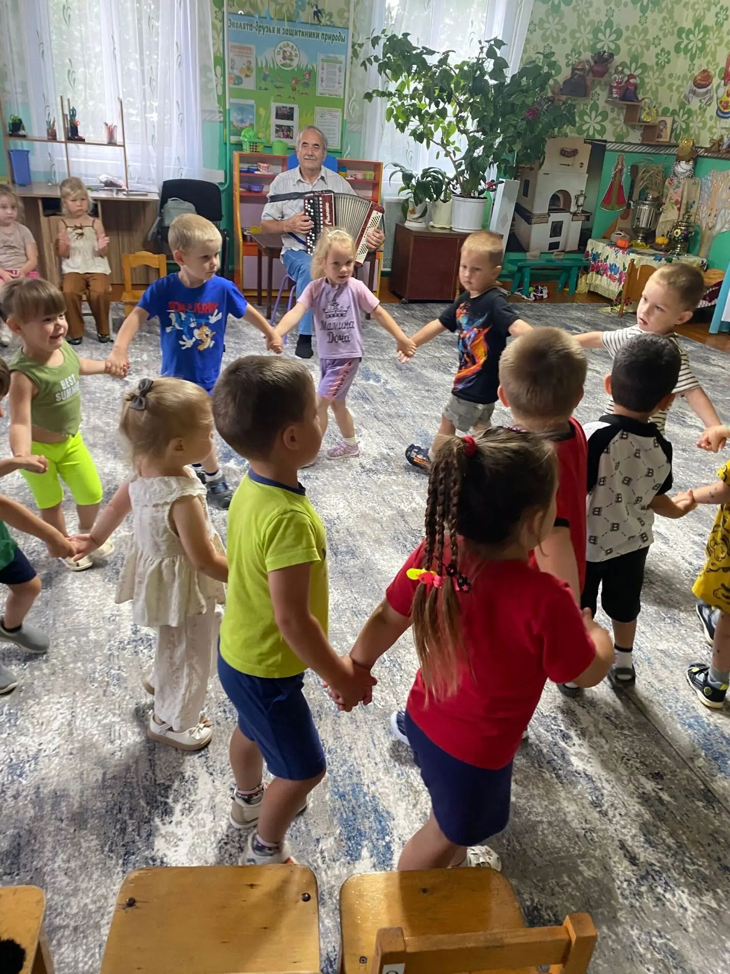 Сегодня мы расскажем, чем мы занимаемся на музыкальных занятиях с детьми младшего дошко...