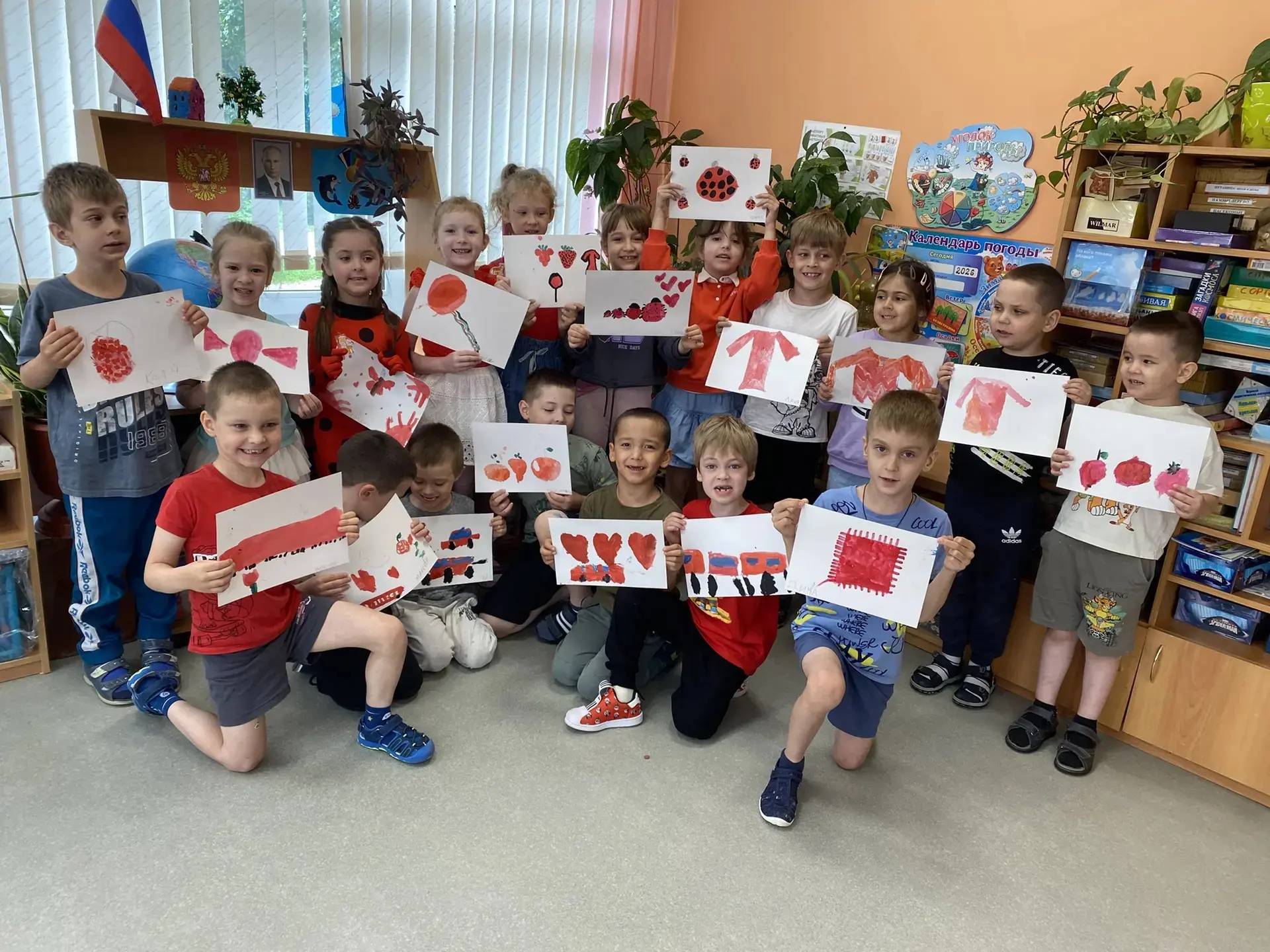 🎨 Началась цветная неделя 🖍️ 
В понедельник ребята из старшей и подготовительной групп выбрали кра