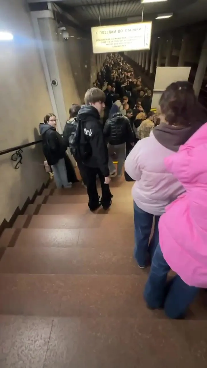 В Самаре станция метро "Российская" оказалась переполнена студентами, которых эвакуиров...