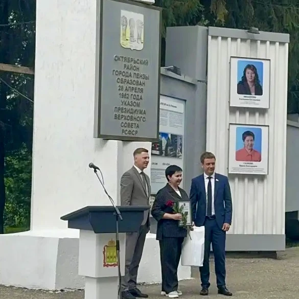 Антон  Толкачёв, Анна Рыжова и Ксения  Майорова (преп. Салмова И.В.) выступили в сквере...