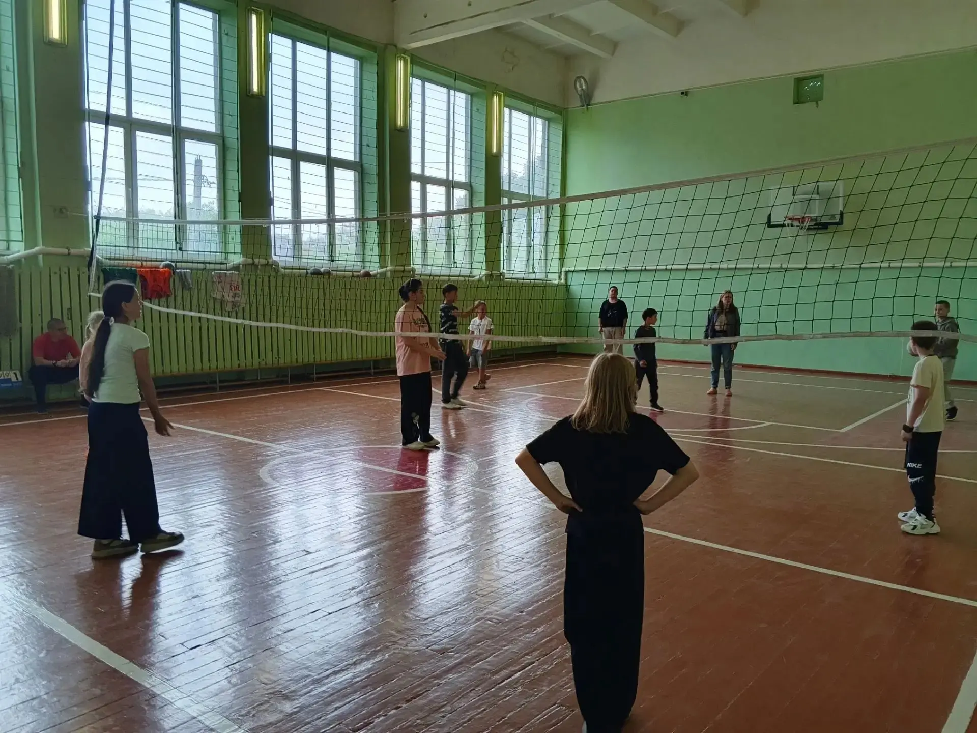 🎉 В пришкольном лагере "Олимпик" прошли соревнования по пионерболу между отрядами «Непоседы» и «Еди