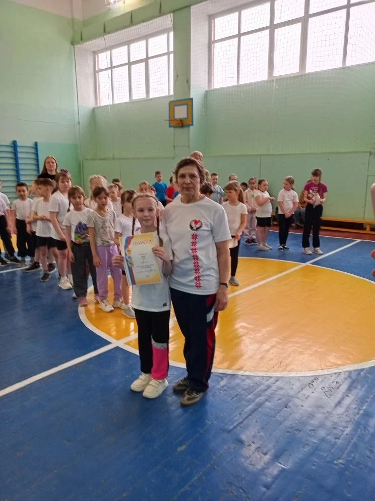 Весёлые старты для первоклассников: море улыбок и заряда бодрости! 🎉  В школе №5 прошли захватывающи