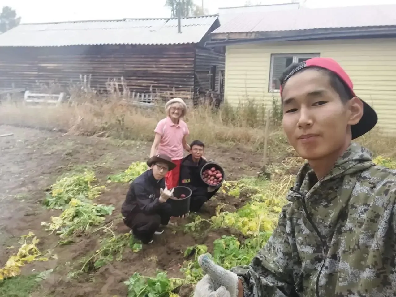 ❤️Студенты Вилюйского педколледжа помогли ветерану педагогического труда Наталье Алексе...