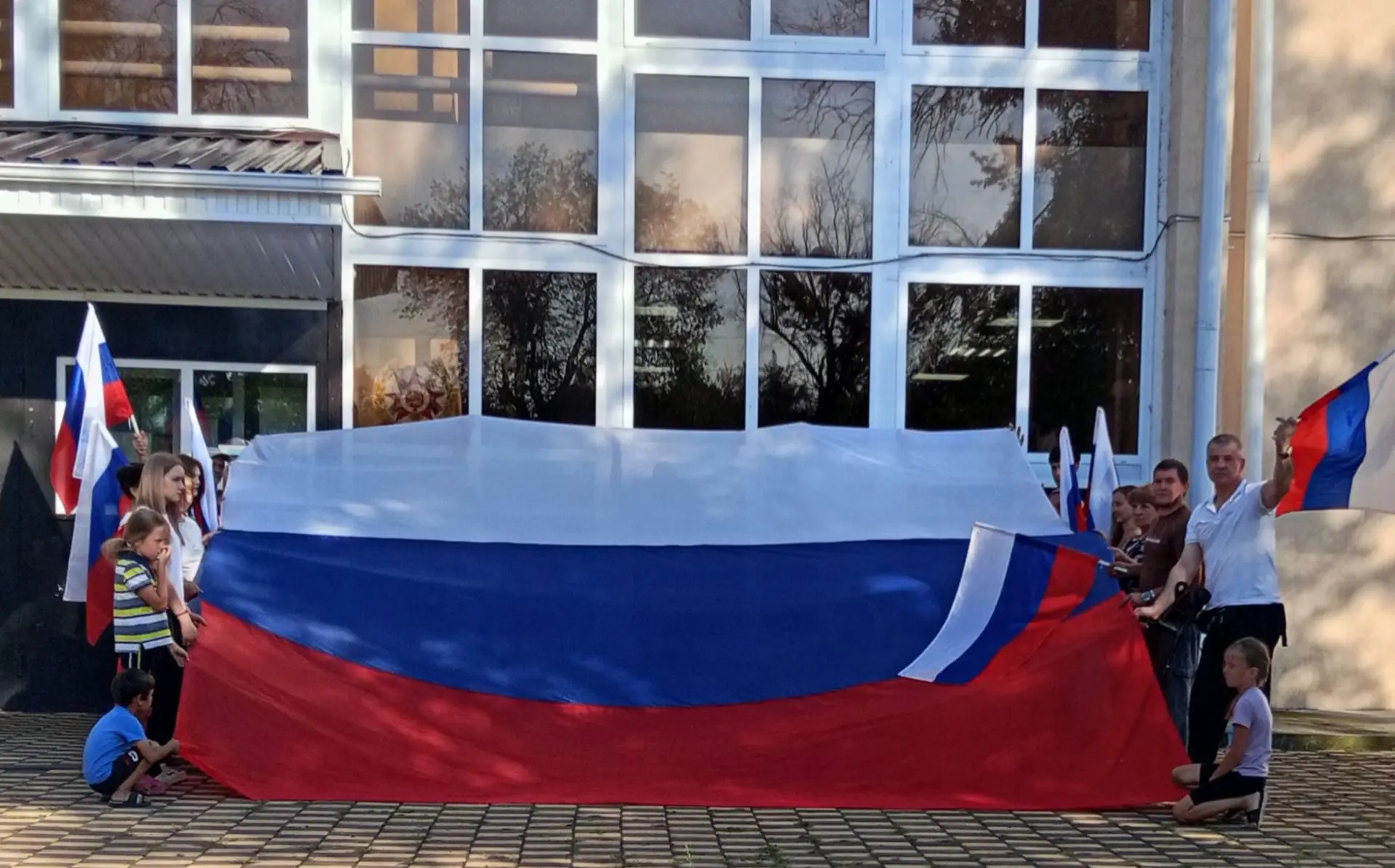 В День Государственного флага РФ 🇷🇺  на площади МБУК Янкульского СДК праздничная атмо...