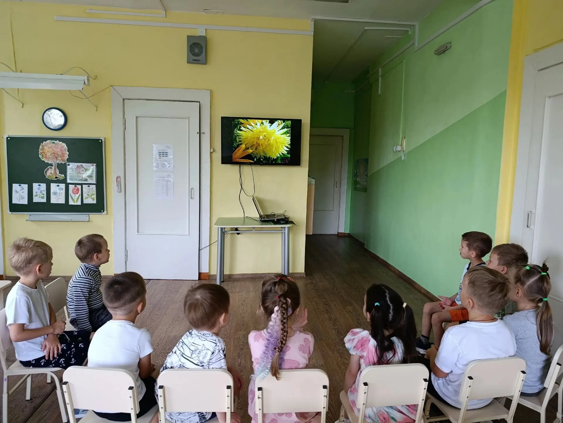 В преддверии Дня астры и осенних цветов в старшей группе № 5 прошло тематическое заняти...