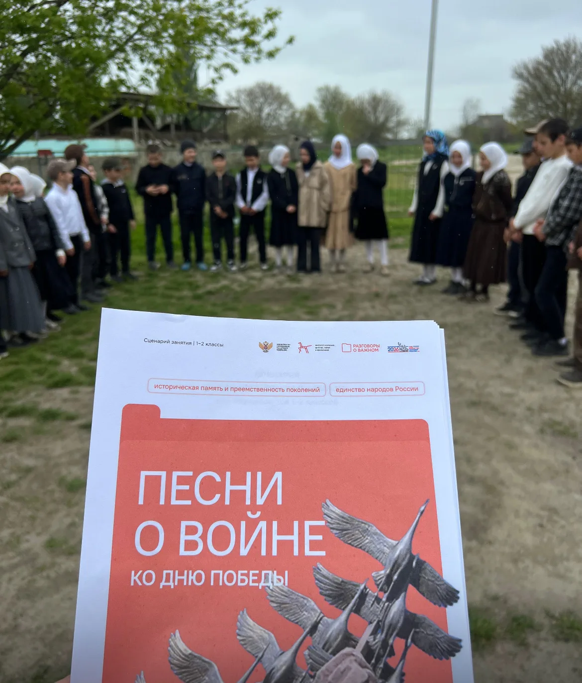 🇷🇺 Понедельник в ГКОУ РД «Новогагарская ООШ Тляратинского района » традиционно началс...