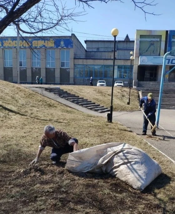 Двухмесячник по весенней уборке города продолжается  Вот так дружно вышел сегодня на уборку своей те