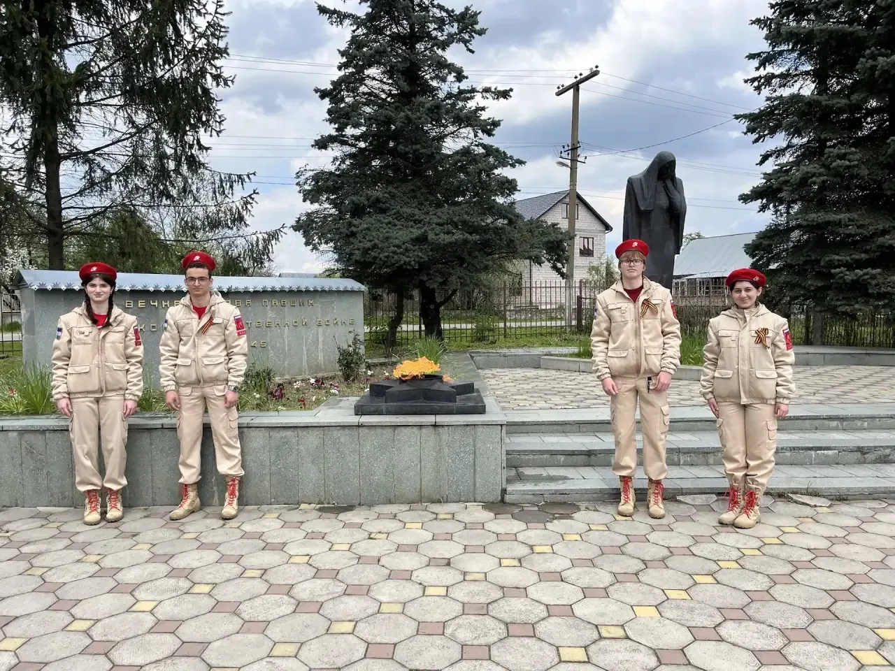 Юнармейцы нашей школы торжественно открыли «Вахту Памяти» — акцию, которая продлится с ...