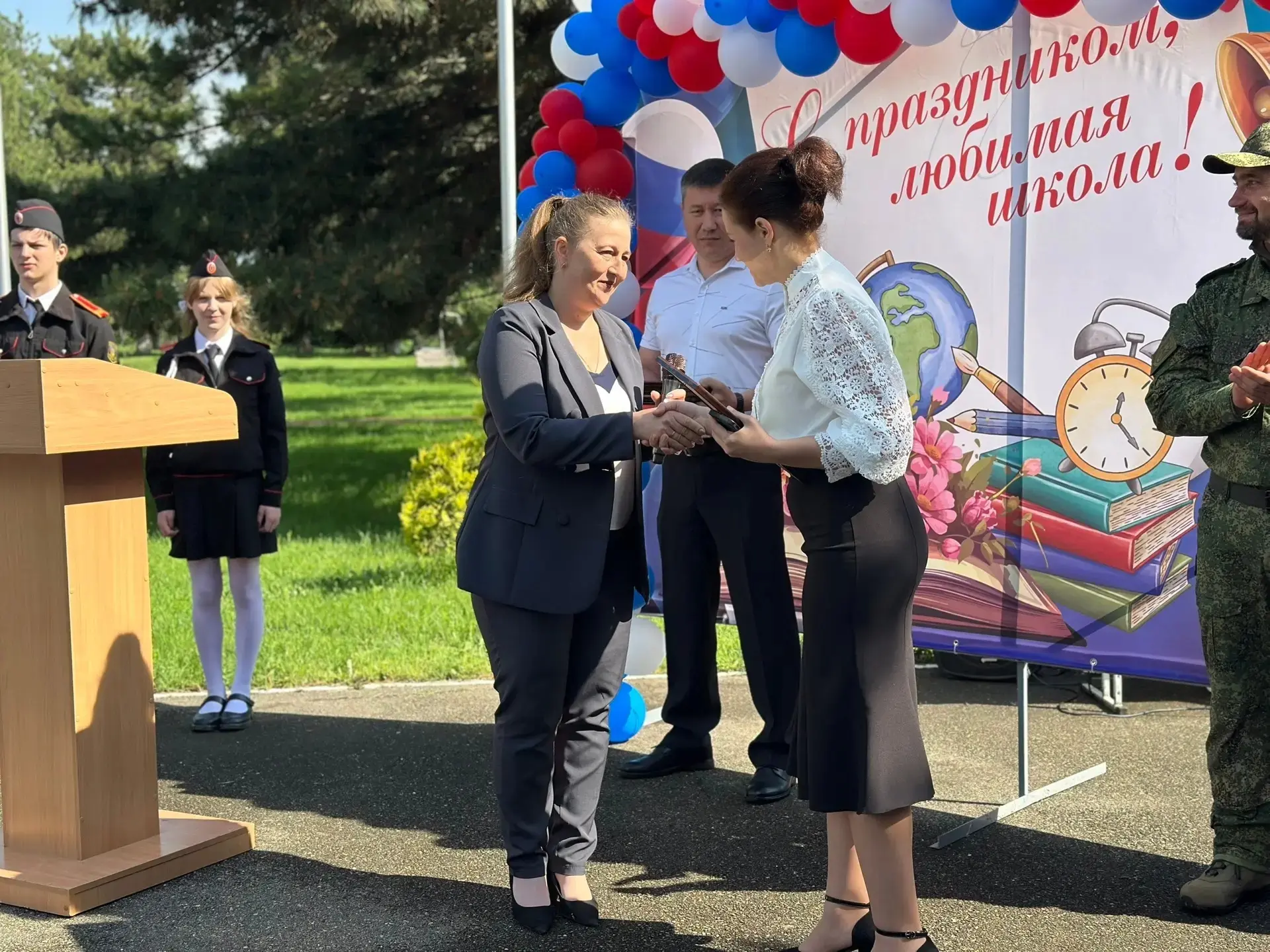 Последний звонок — трогательное начало большого пути! 🔔✨  В нашей школе прозвучал последний звонок —