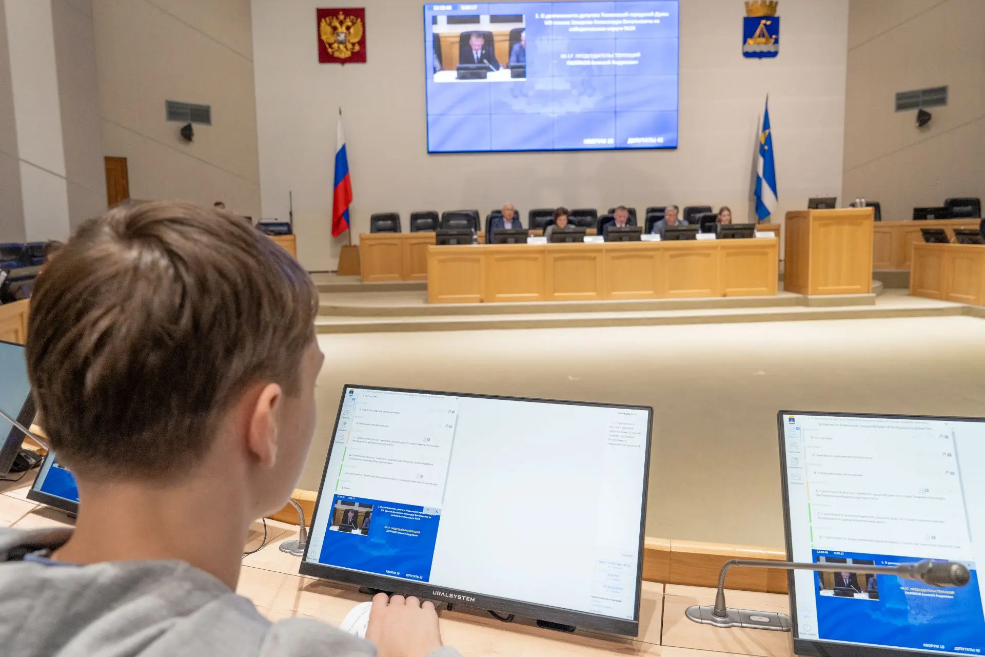 Тюменские школьники и студенты могут побывать на месте депутатов городской Думы во время наших тради
